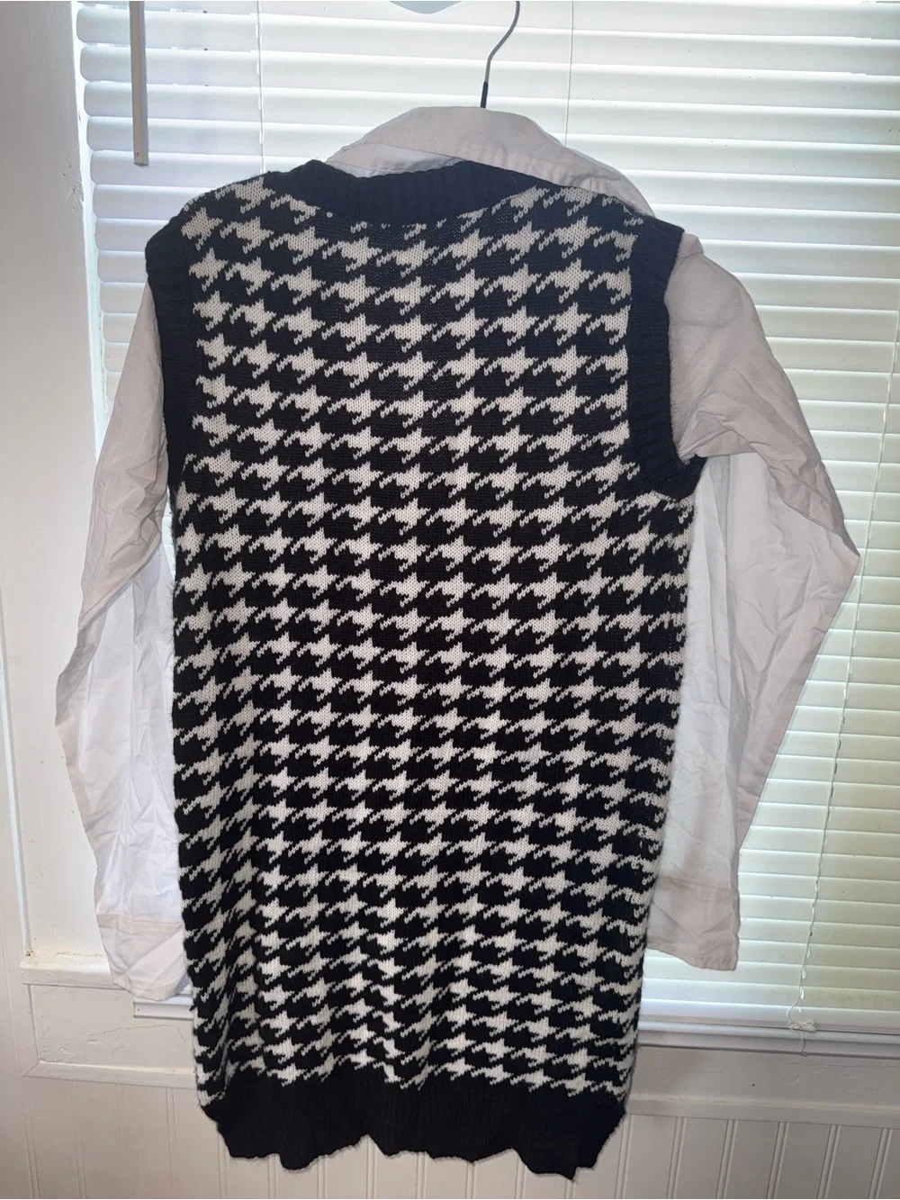 Women's Black & White Houndstooth V-Neck Dress Sweater